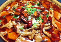 家常水煮肉片的步骤,麻辣鲜香，一锅端上桌